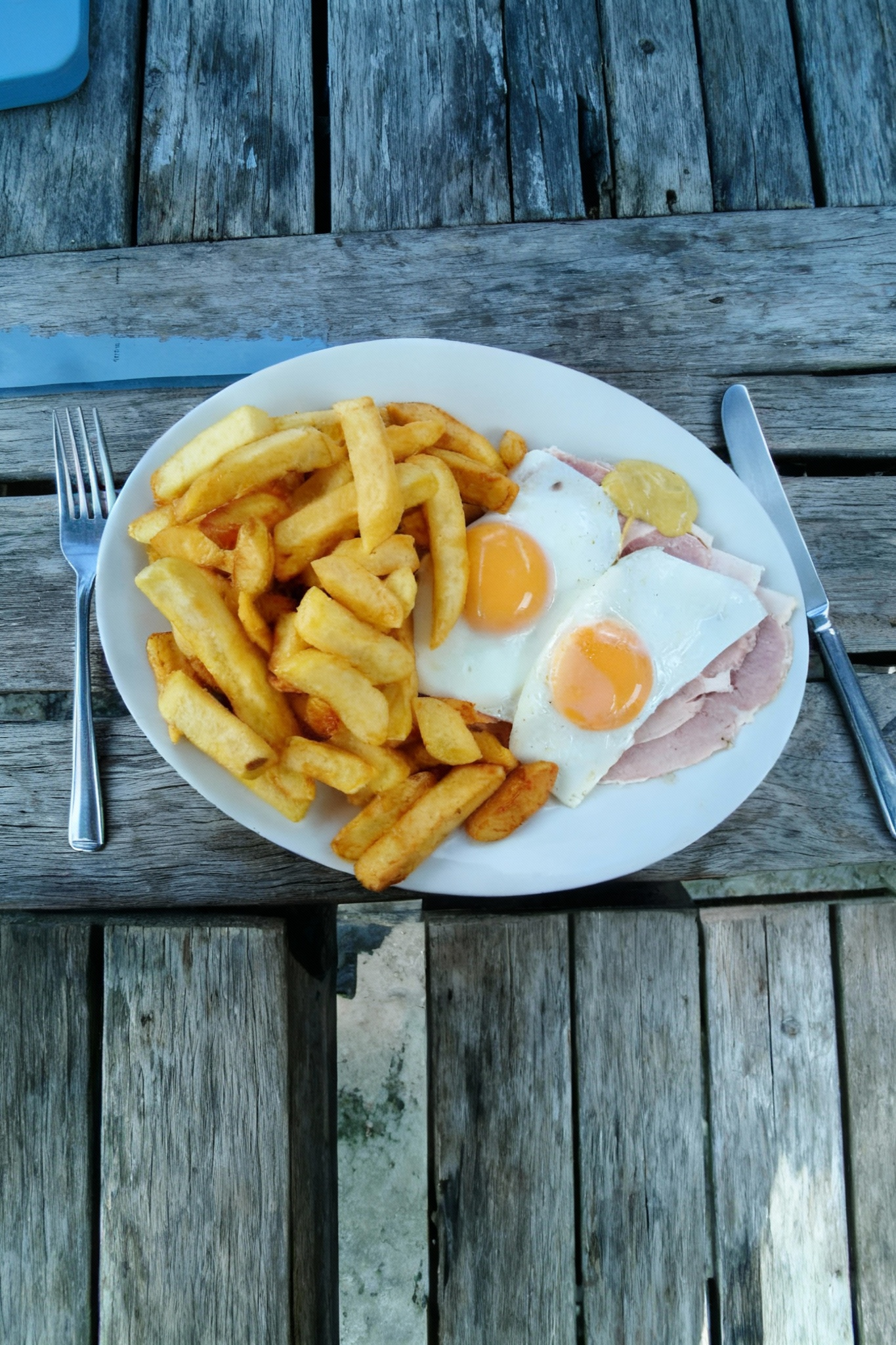 breakfast of eggs & Chips