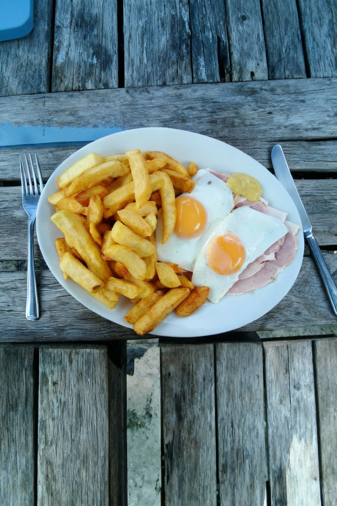 breakfast of eggs & Chips